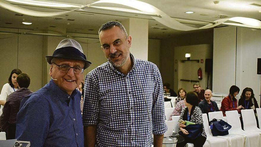 Paco Abril, a la izquierda, y Rafael Gutiérrez, ayer, antes de su intervención.