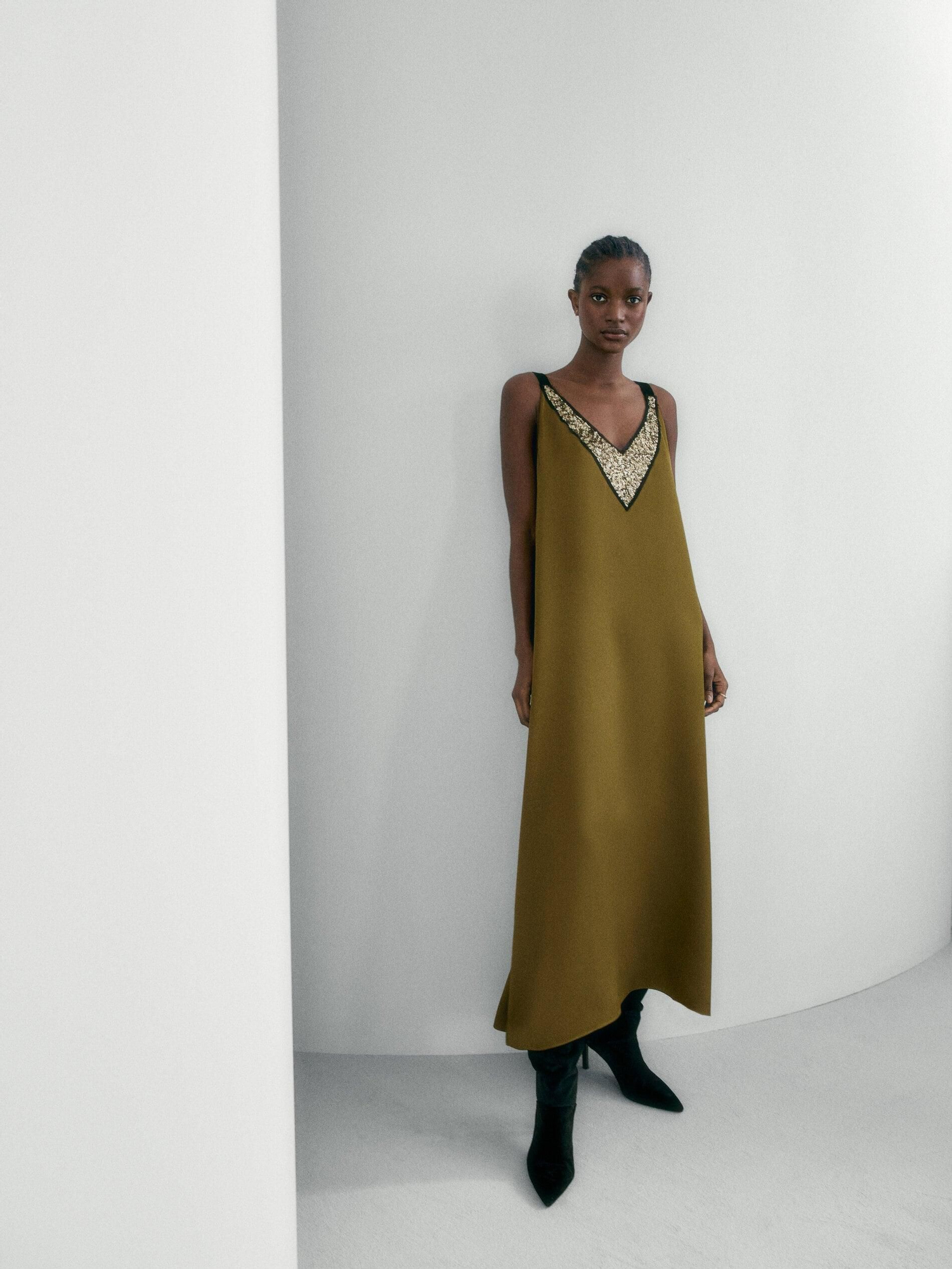 Vestido de color verde oliva de Massimo Dutti