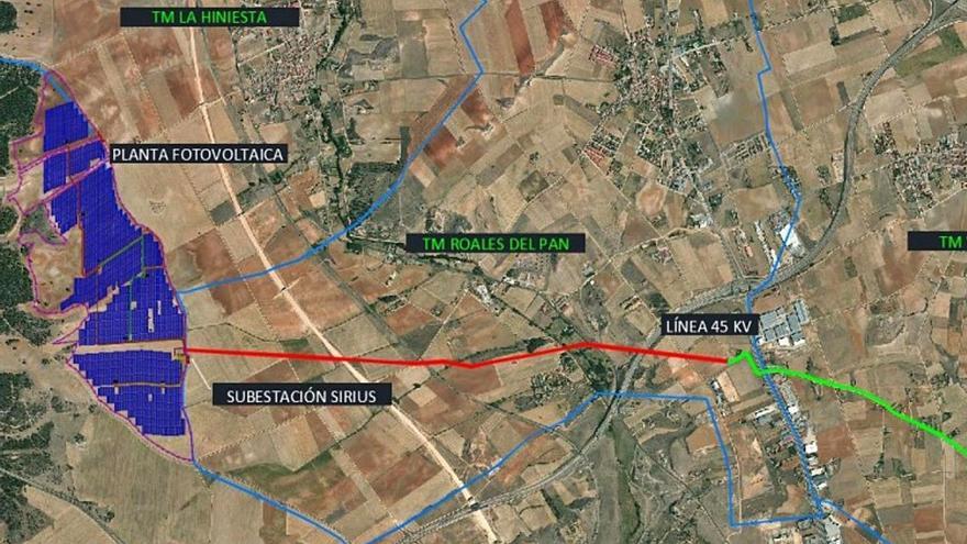 Zona que ocupará la planta fotovoltaica, junto a la carretera de La Hiniesta, y en rojo y verde los tendidos aéreos que evacuarán la electricidad. | Solaria