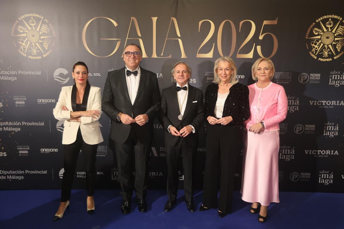 De izquierda a derecha: Alicia Izquierdo, teniente de alcalde delegada de Innovación y Digitalización del Ayuntamiento de Málaga;  Arturo Bernal, consejero de Turismo y Andalucía Exterior; Manolo Tornay, presidente de la Academia; Francisca Caracuel, vicepresidenta cuarta de la Diputación; y Leonor García-Agua, directora de Sabor a Málaga.