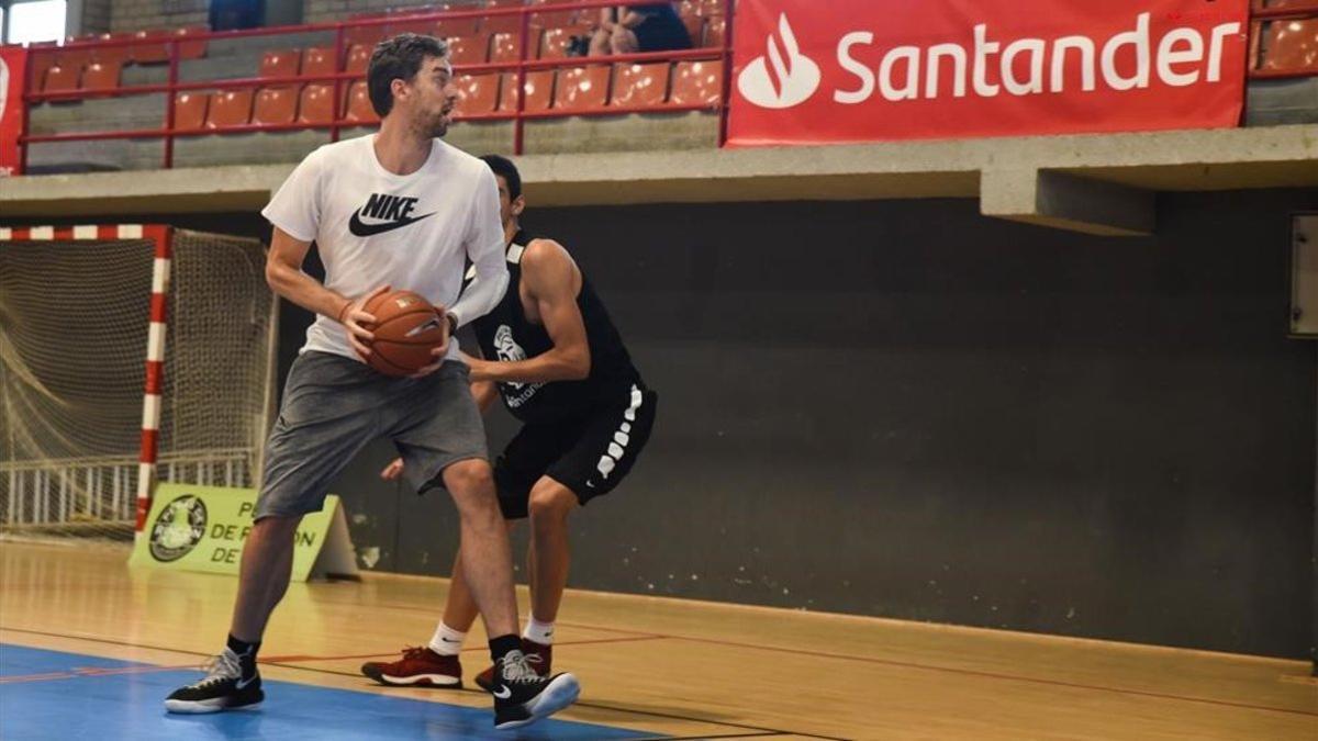 Gasol, en la pista de una de sus ediciones de la Pau Gasol Academy