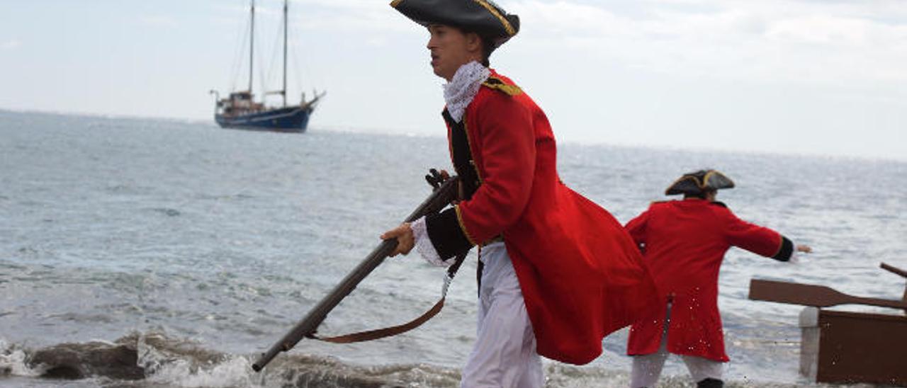 Representación del desembarco de los corsarios ingleses en la playa de Gran Tarajal.