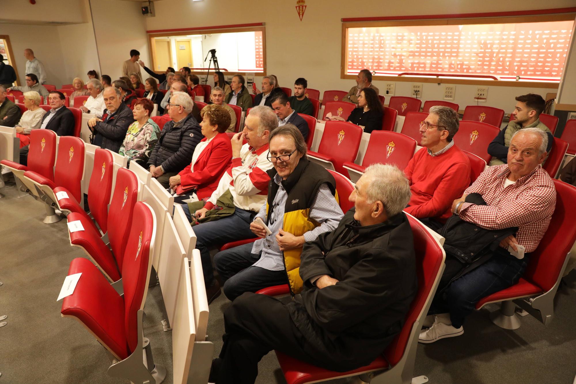 Acto de socios de Honor en El Molinón.