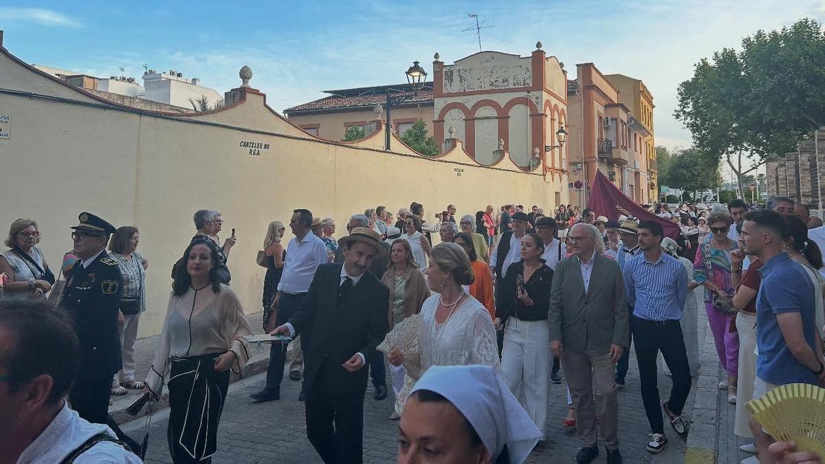 Desfile de autoridades con el personaje histórico invitado, el pintor Segrelles, en la inauguración del viernes.