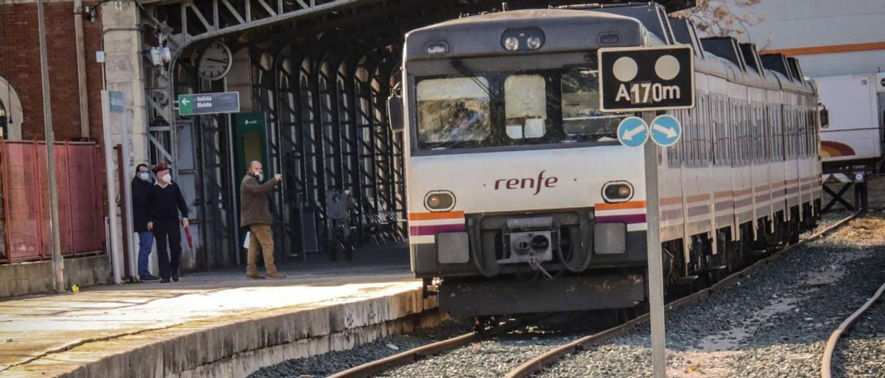 Un tren a punto de salir hacia València desde la estación de Alcoy. | JUANI RUZ