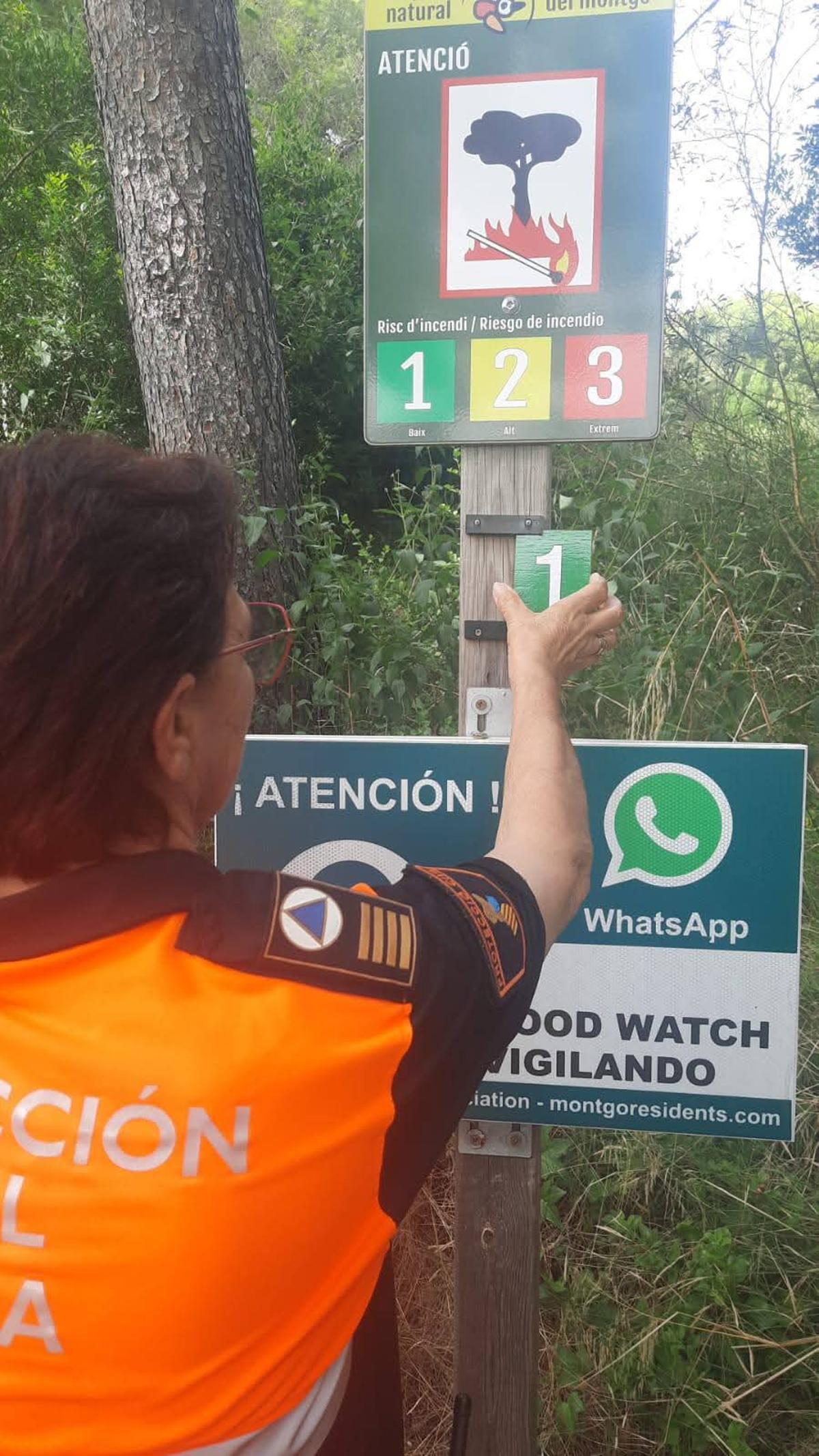 Estos paneles a modo de semáforo avisan a los senderistas del riesgo de incendio forestal