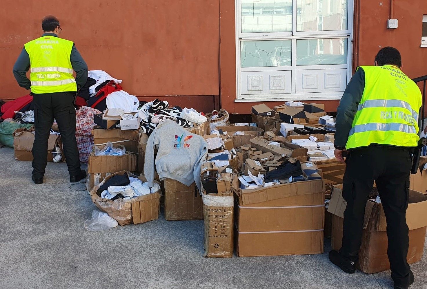 Prendas falsificadas incautadas por la Guardia Civil en una inspección en Vimianzo