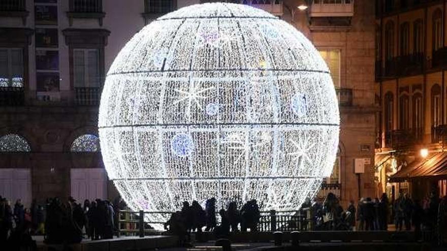Gran bola de Navidad en A Coruña.