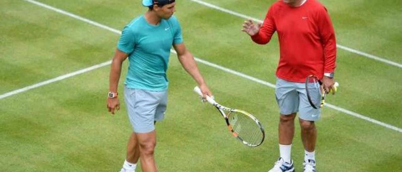 Toni Nadal da instrucciones a Rafel Nadal en el entrenamiento de ayer en el Queen&#039;s Club.