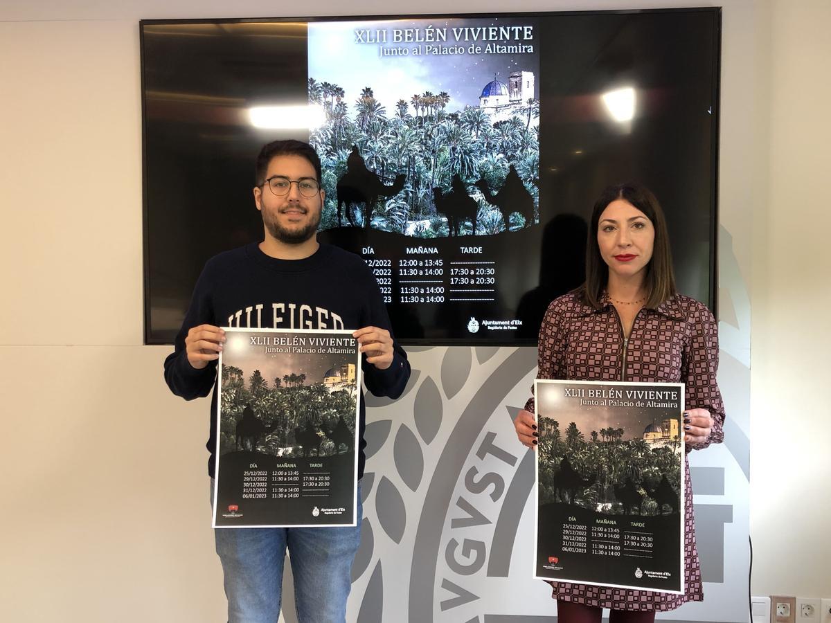 El presidente de Pobladores y la edil de Fiestas con el cartel del Belén Viviente