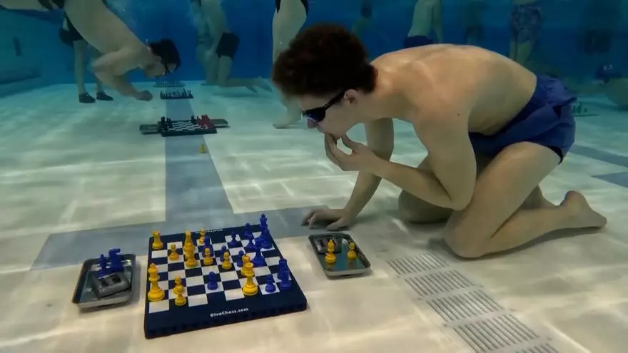 Ajedrez bajo el agua: así se juega este insólito campeonato mundial