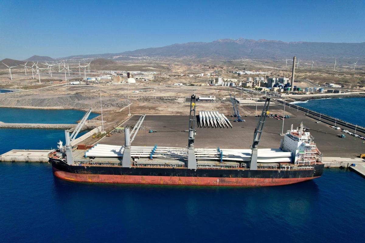 El buque 'Pacific Prospect' en el puerto de Granadilla.