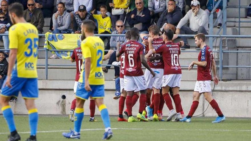 Los jugadores granates celebran el gol que les ponía por delante en el marcador. // Área11