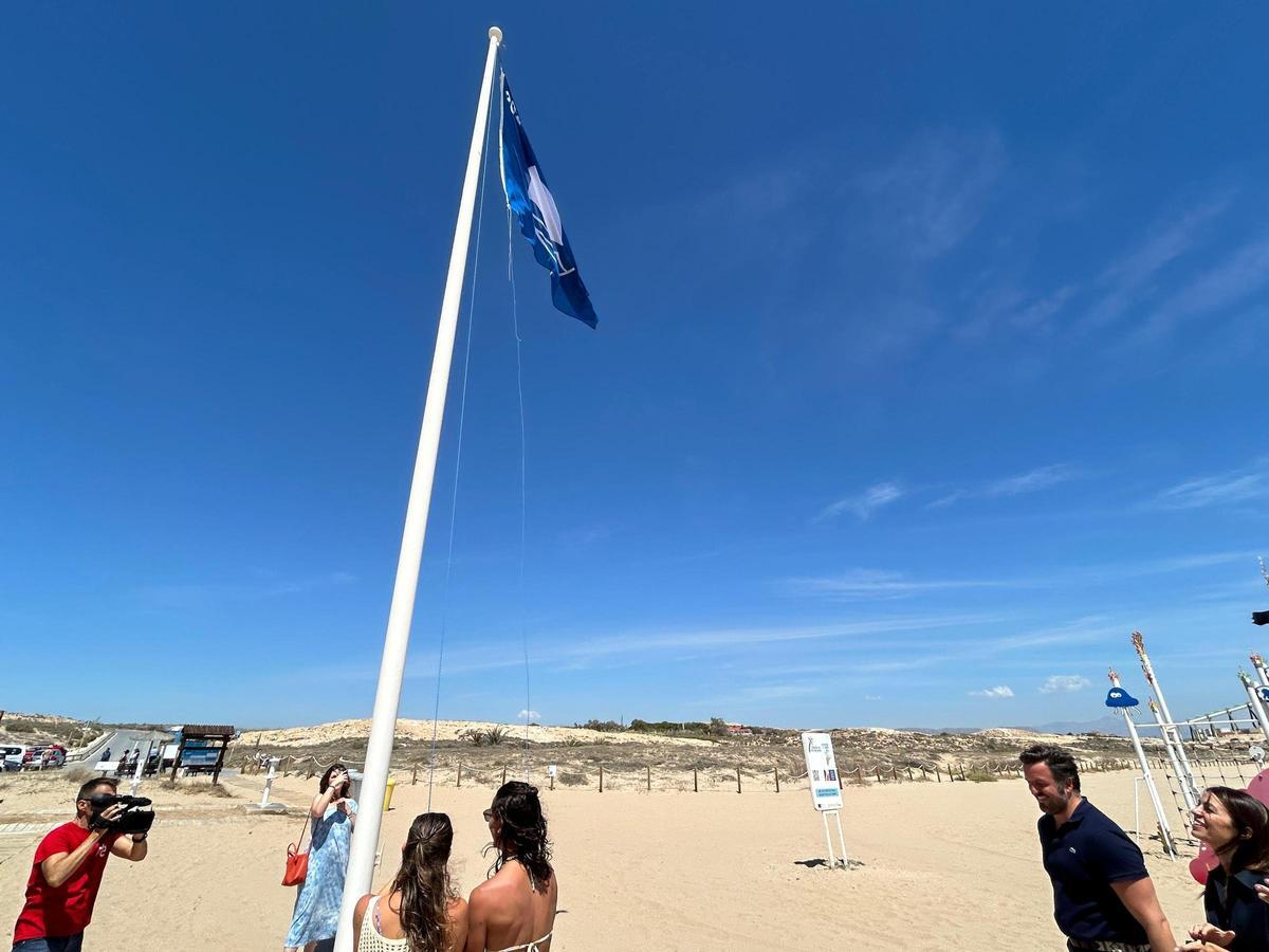 El Ayuntamiento confía en una gran afluencia de turistas a las playas de Elche este verano