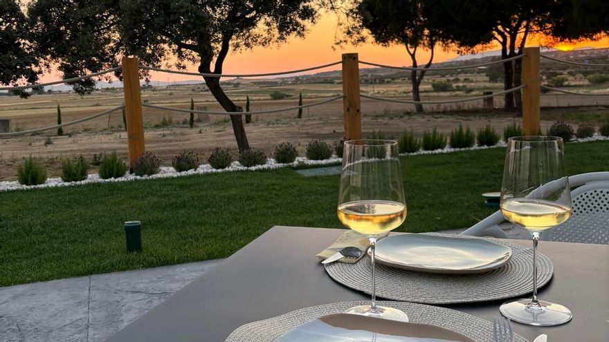 Uno de los mejores atardeceres de Extremadura se disfruta desde la terraza de Finca La Desa