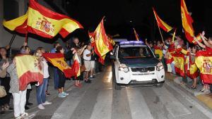 Algunes desenes de persones han acomiadat amb visques a Espanya i a la Guàrdia Civil els agents de la Comandància d’Algesires (Cadis).