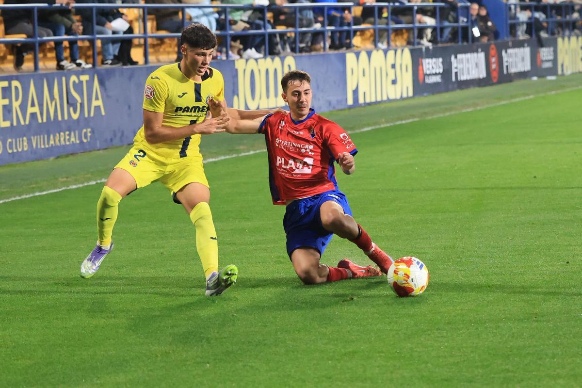 Dani Budesca lucha un balón junto al examarillo Goyo Medina.