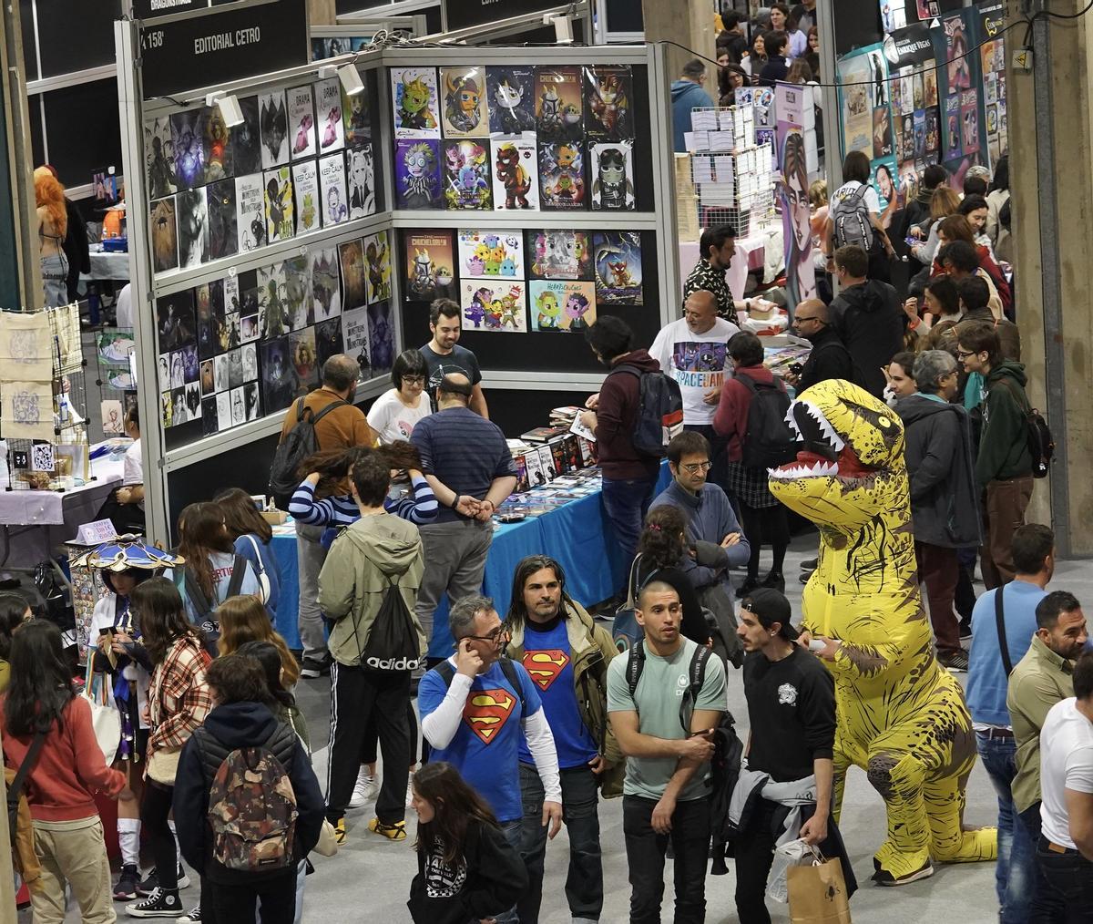 Asistentes a la última jornada del Salón del Cómic de València.