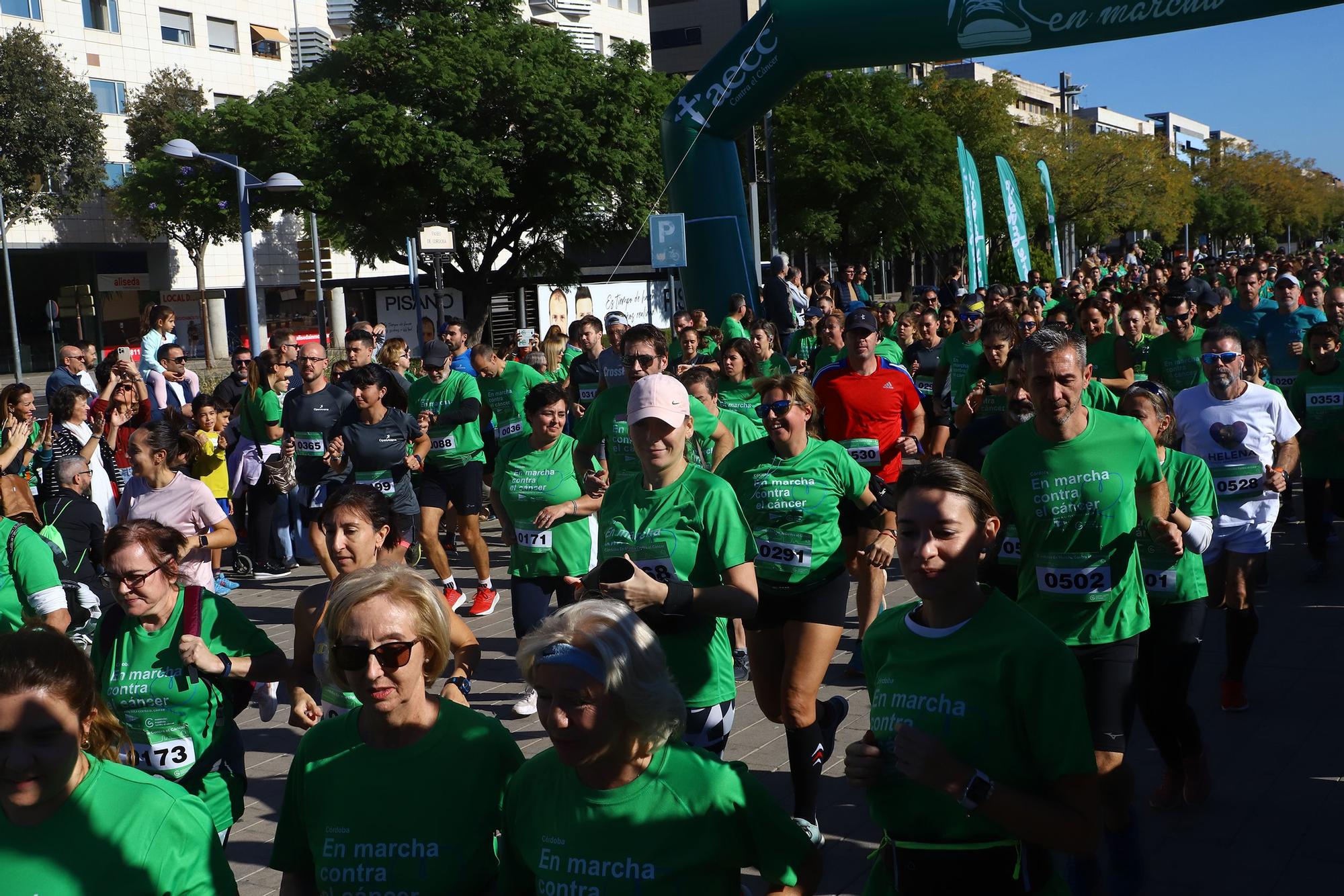 La Asociación Española contra el Cáncer convierte el Vial en una gran marea verde