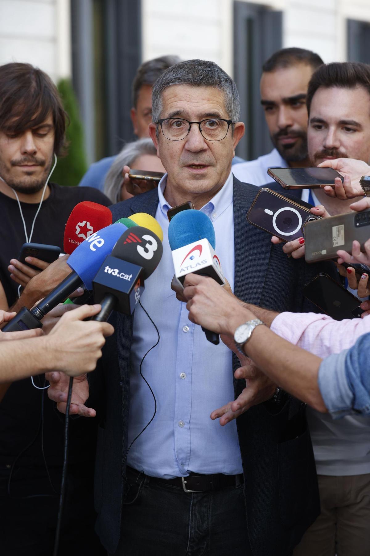 MADRID, 13/09/2023.- El portavoz socialista en el Congreso, Patxi López realiza declaraciones a la prensa a las puertas del Congreso en Madrid, este miércoles. EFE/ Javier Lizón MADRID, 13/09/2023.- El portavoz socialista en el Congreso, Patxi López realiza declaraciones a la prensa a las puertas del Congreso en Madrid, este miércoles. EFE/ Javier Lizón