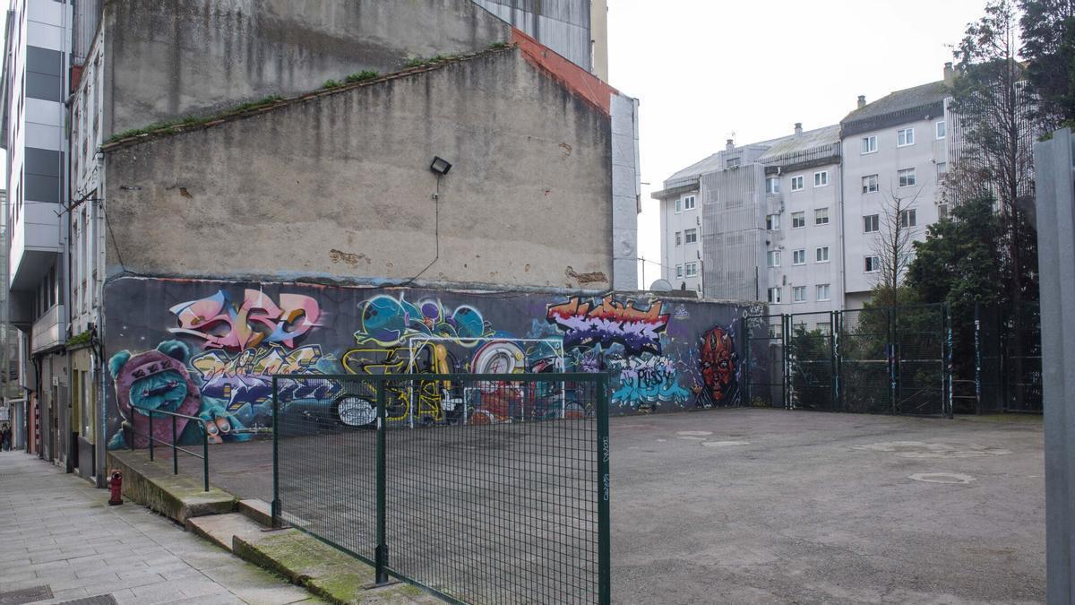 La pista deportiva de A Falperra antes de las obras.