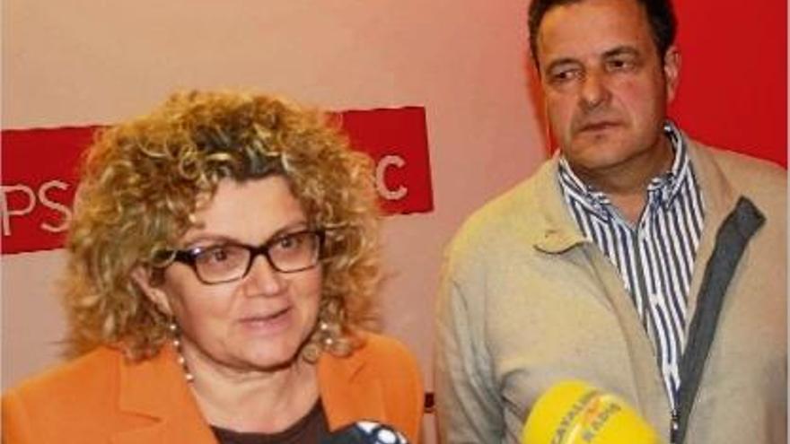 La diputada Marina Geli i el portaveu del PSC a l&#039;Ajuntament d&#039;Olot, Josep Guix.