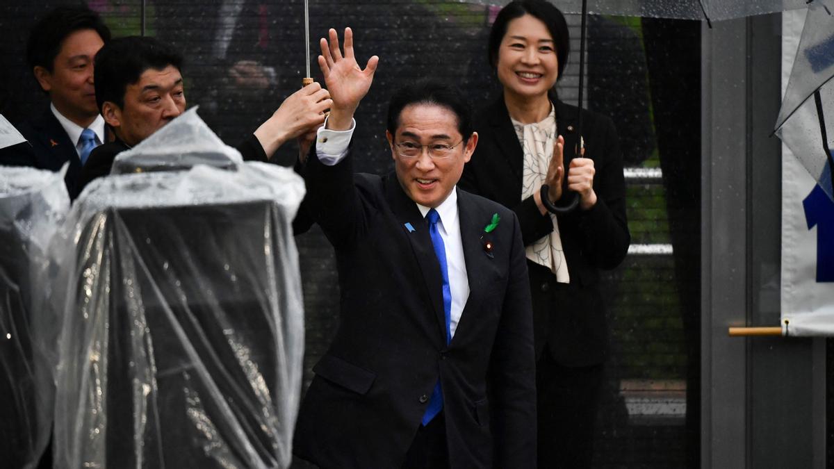 El primer ministre del Japó surt il·lès d’un atac amb explosius en un acte electoral