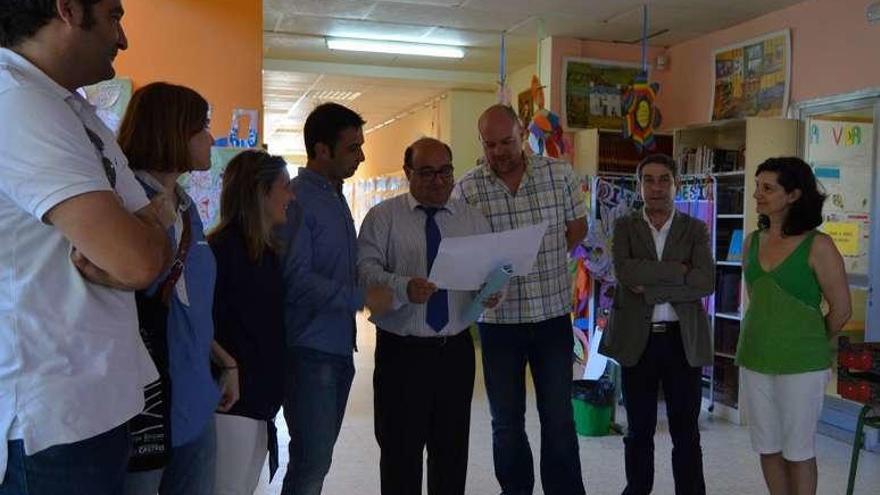 En el centro, Pérez Ares y el edil Lois Vázquez, en el colegio. / D.P.