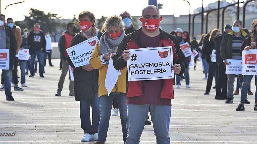 Hosteleros concentrados, ayer, en la explanada de O Parrote.