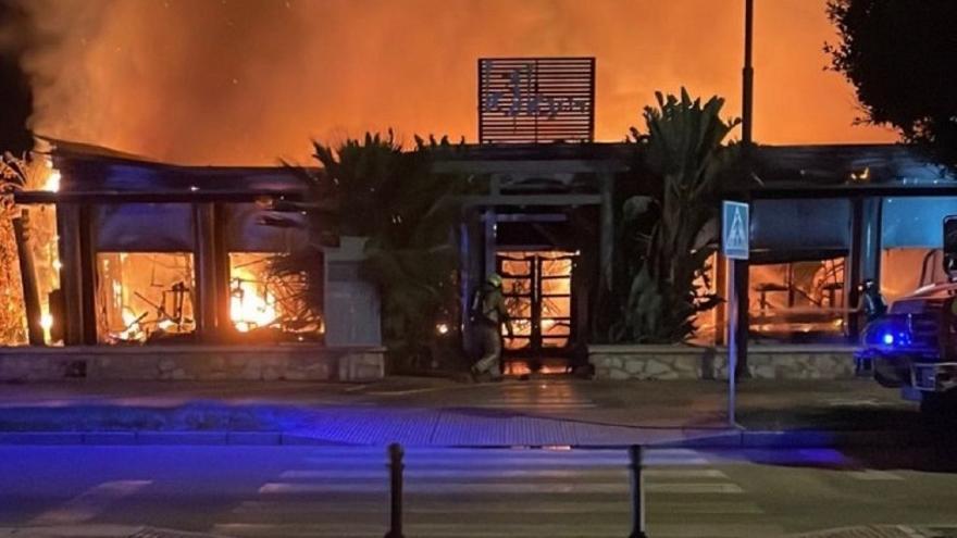 El chiringuito Kokun de Torremolinos completamente calcinado tras un incendio