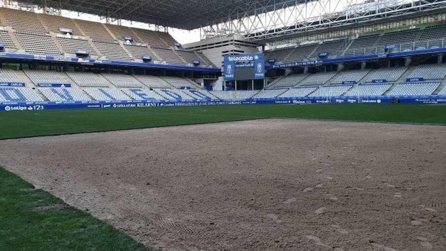 Ernesto, del Oviedo, protege el balón ante Ramón en el duelo de la primera vuelta disputado en El Molinón (1-2).