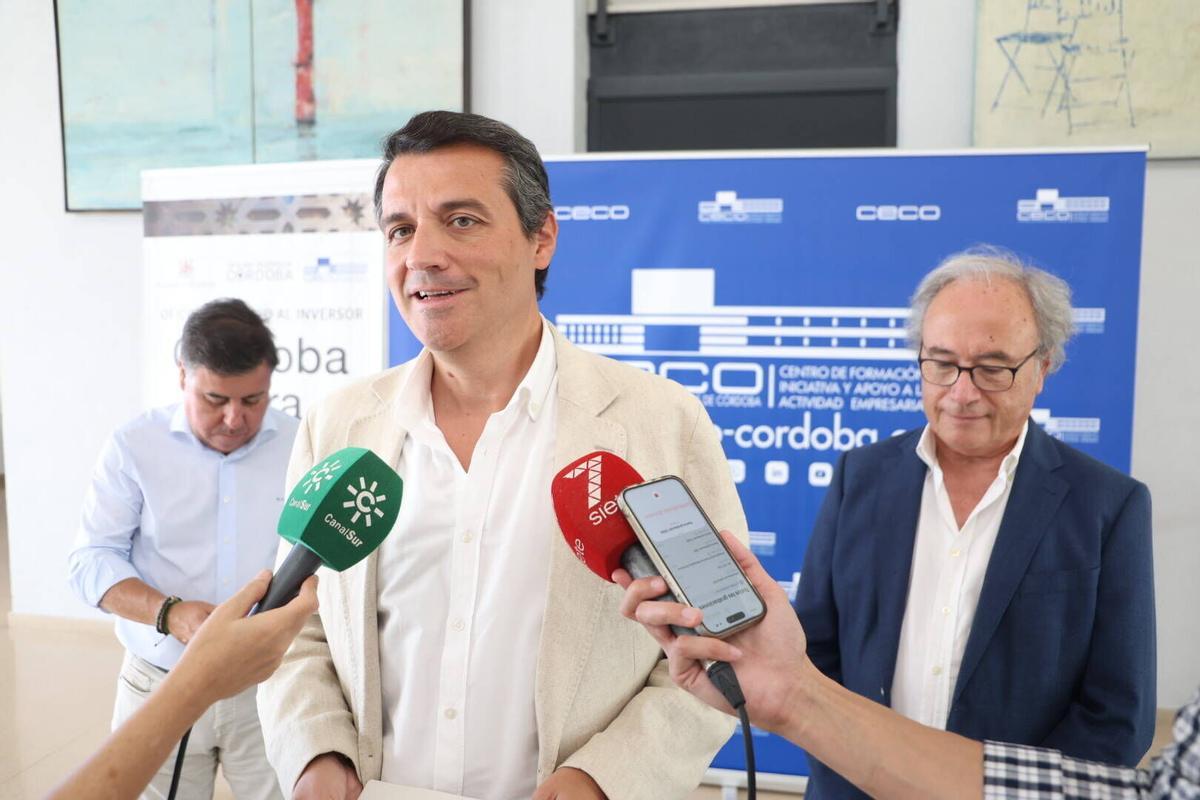 alcalde de Córdoba, José María Bellido, asiste a la mesa sectorial de polígonos industriales de la Confederación de Empresarios de Córdoba. En la sede de CECO