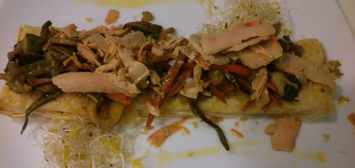 Milfulles amb verduretes i encenalls de foie | CÀLID CAFÈ