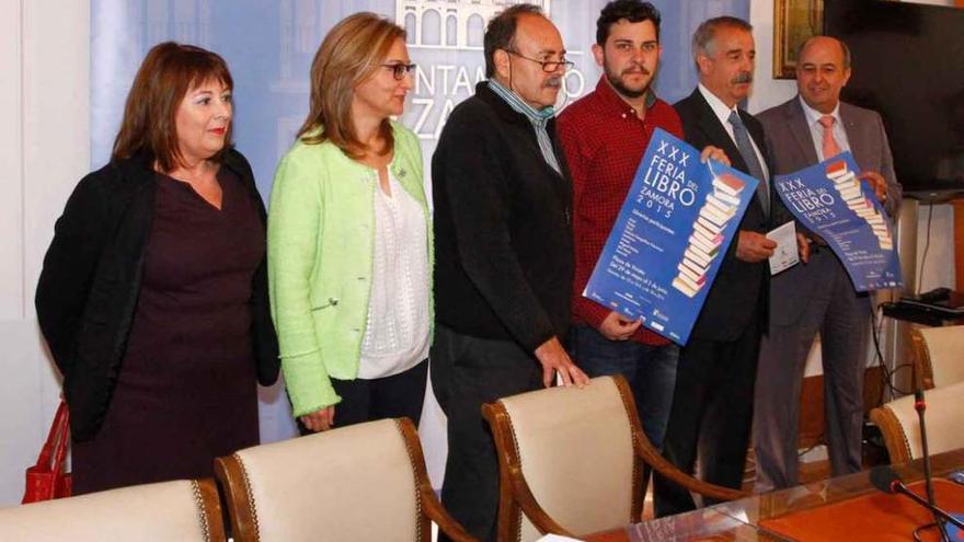 Las autoridades locales junto a representantes de Azal durante la presentación de la feria. Foto Javier de la Fuente