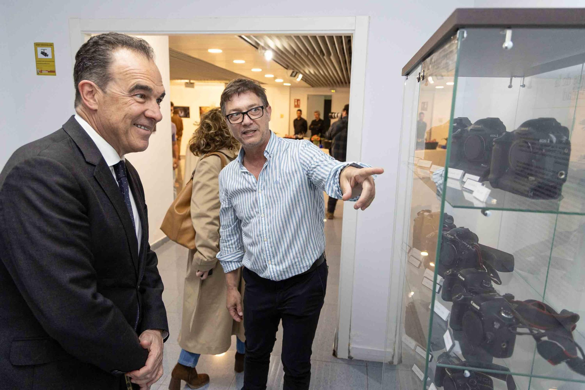 lleno total en la inauguración de INFotoperiodistas 2024,. un año de fotografía de prensa en Alicante