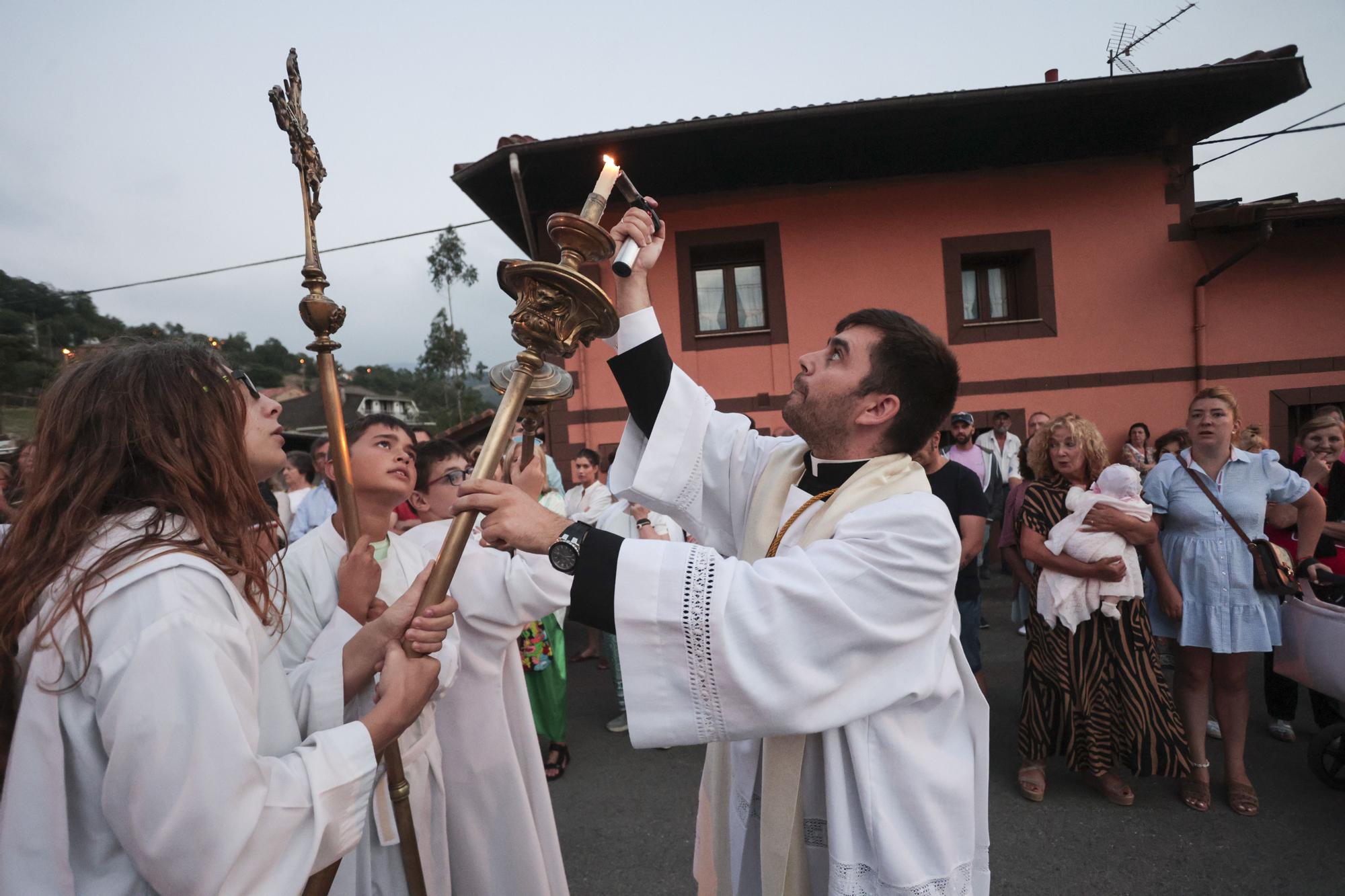 Así fue la procesión de la virgen del Otero que iluminó la noche de Pola de Laviana