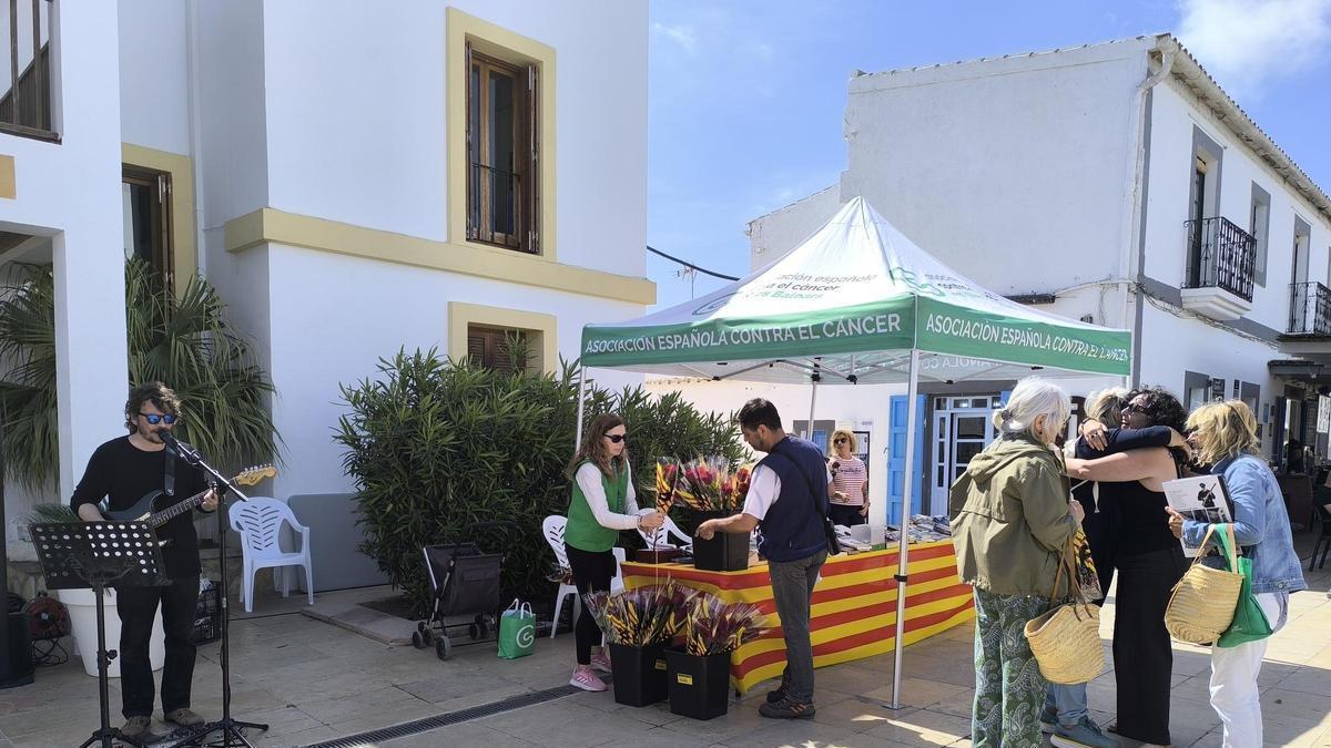 El puesto de la Asociación española contra el cáncer y el cantautor Sant Genís