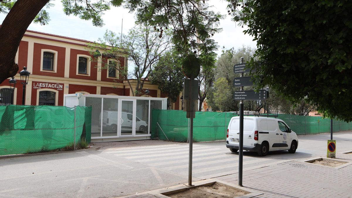 Caseta instalada frente a la estación de Sutullena para atender a los afectados.