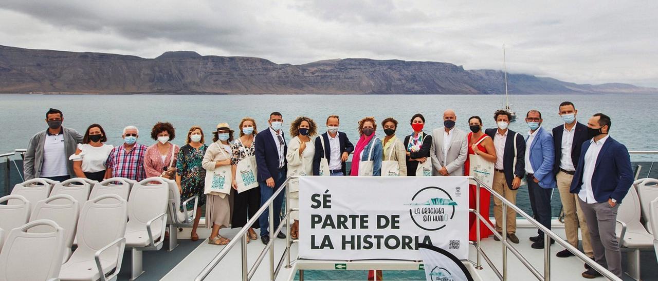 En el centro, Oswaldo Betancort y Jörg Zangen junto al resto de personalidades del ámbito político y empresarial que acudieron a la presentación del proyecto que tuvo lugar en un barco. | | LP/DLP