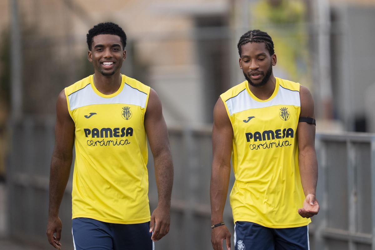 Logan Costa (i), junto a Willy Kambwala (d), central que se ha incorporado a la pretemporada del Villarreal tras vivir el Mundial 2026 con Cabo Verde.