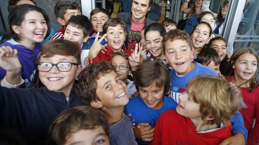 Gómez Noya rodeado de niños en su llegada a Peinador // M.G. Brea