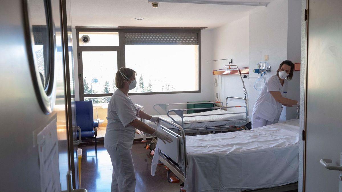 Preparació d'una habitació d'hospital en una imatge d'arxiu.