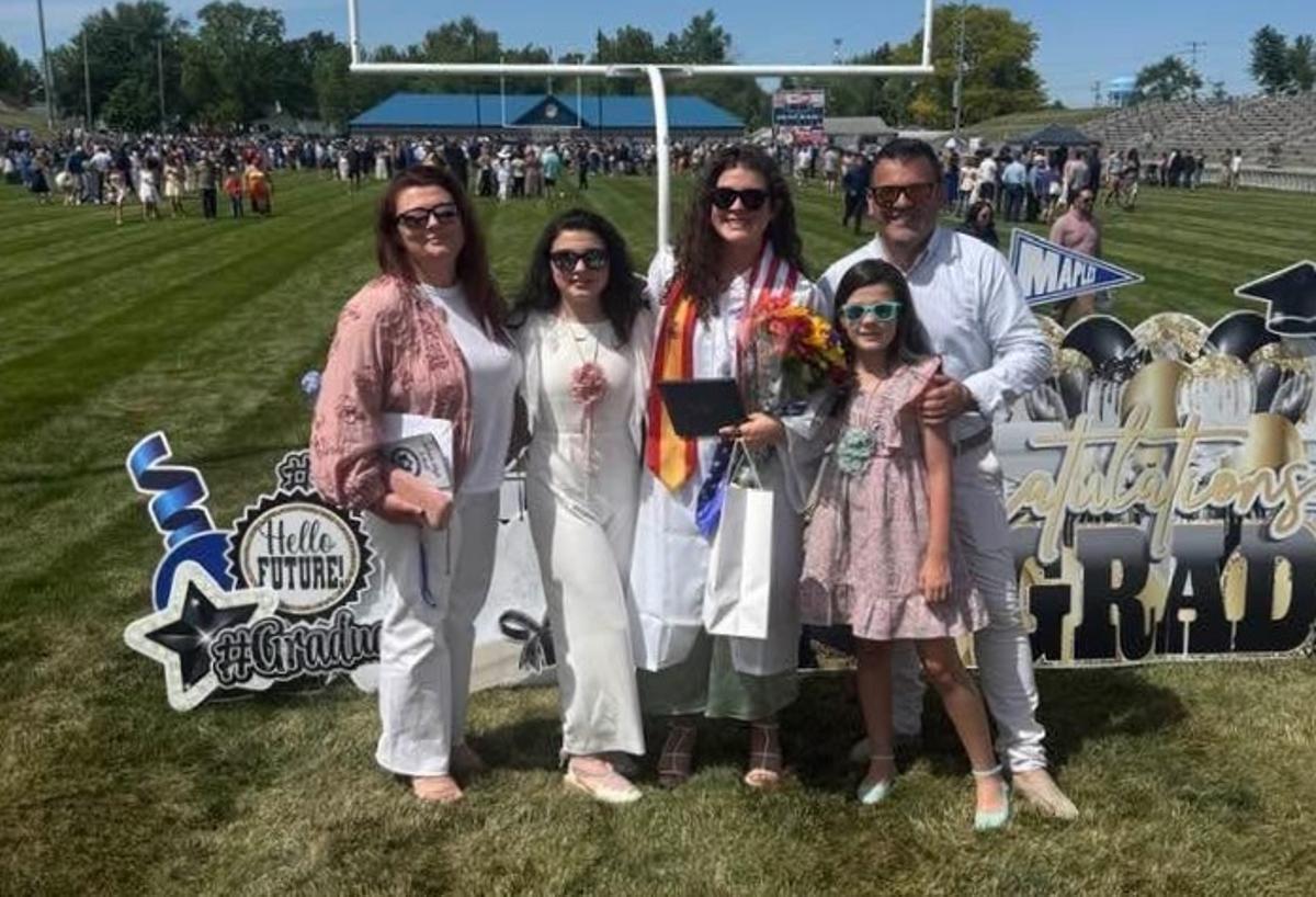 Carlota junto a sus padres y sus dos hermanas, Valeria y Ariadna, tras la ceremonia de graduación en el Adrian High School de Michigan