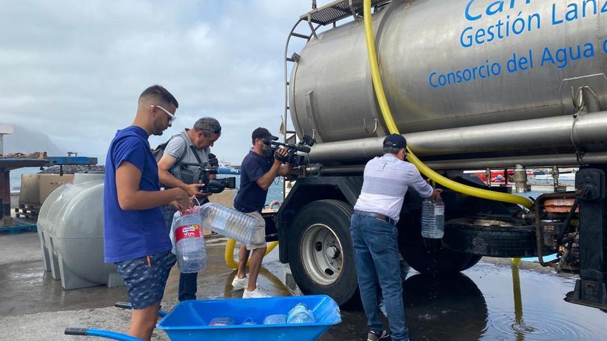 Canal Gestión inicia el reparto de agua a los gracioseros desde la cisterna que trasladó desde Lanzarote