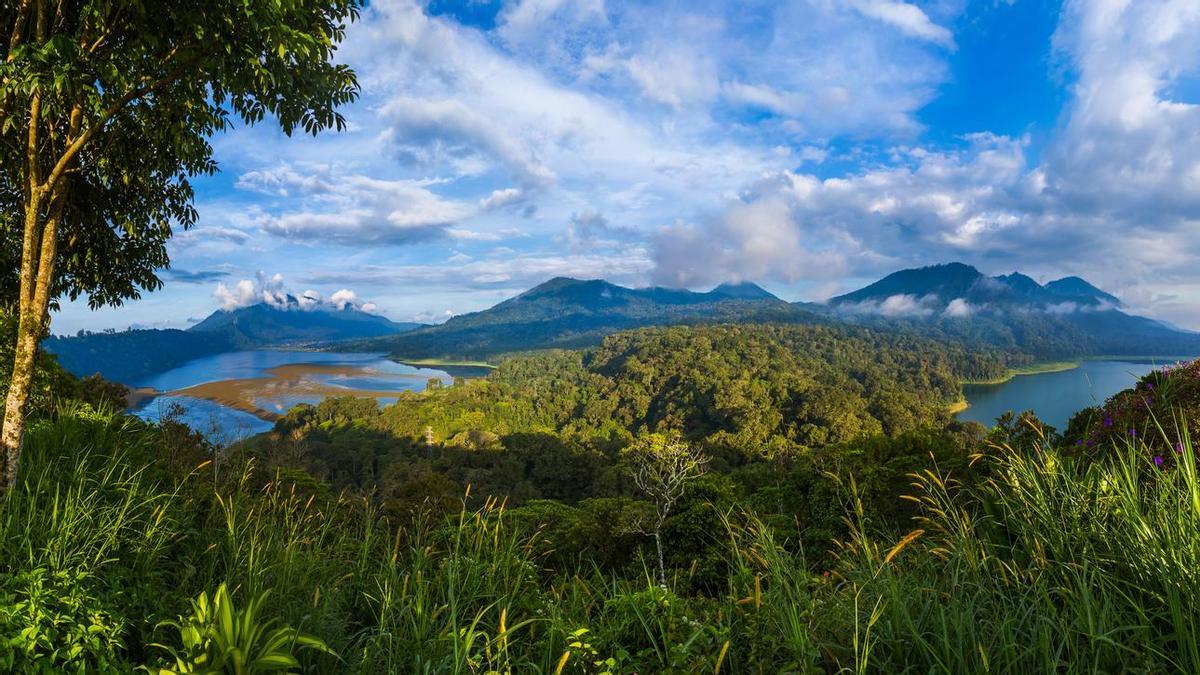 Los dos lagos gemelos de Bali que protagonizan la próxima Expedición VIAJAR a Indonesia.