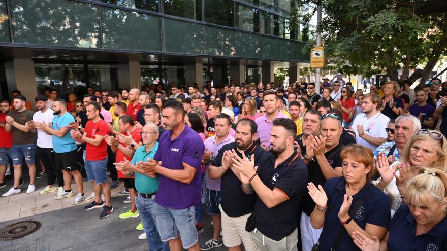 Fotos del minuto de silencio en Almassora en memoria del hombre fallecido en los toros