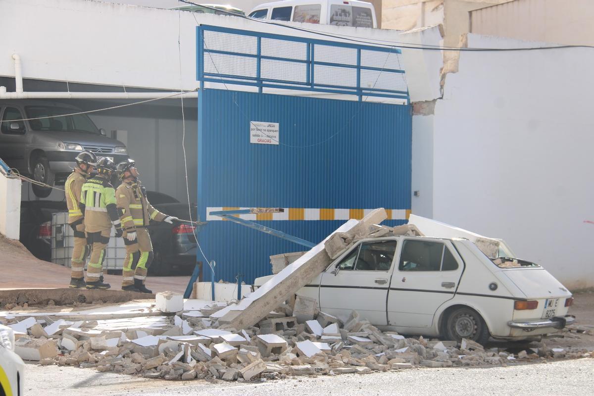 Bomberos intervienen tras el derribo de un muro en un taller mecánico de Yecla a causa del viento