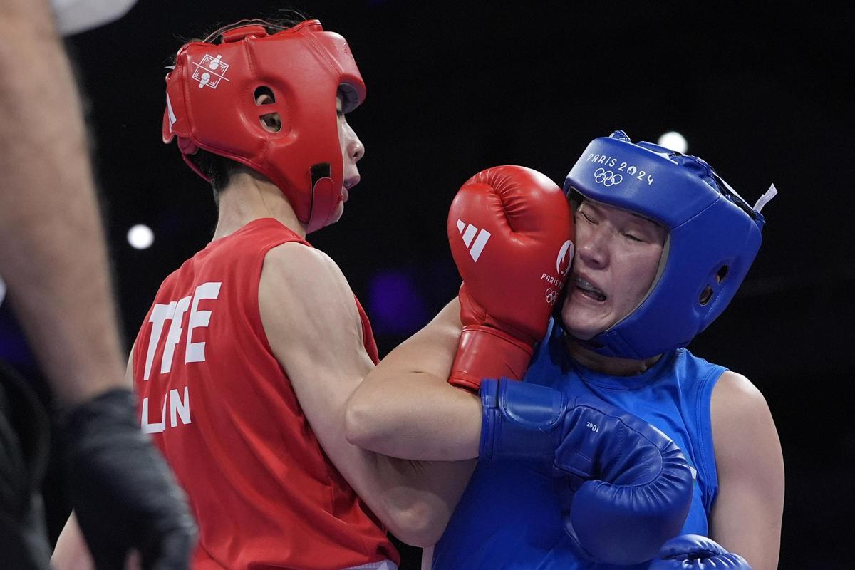 Lin Yu Ting, de rojo, golpea a la uzbeka Turdibekova.