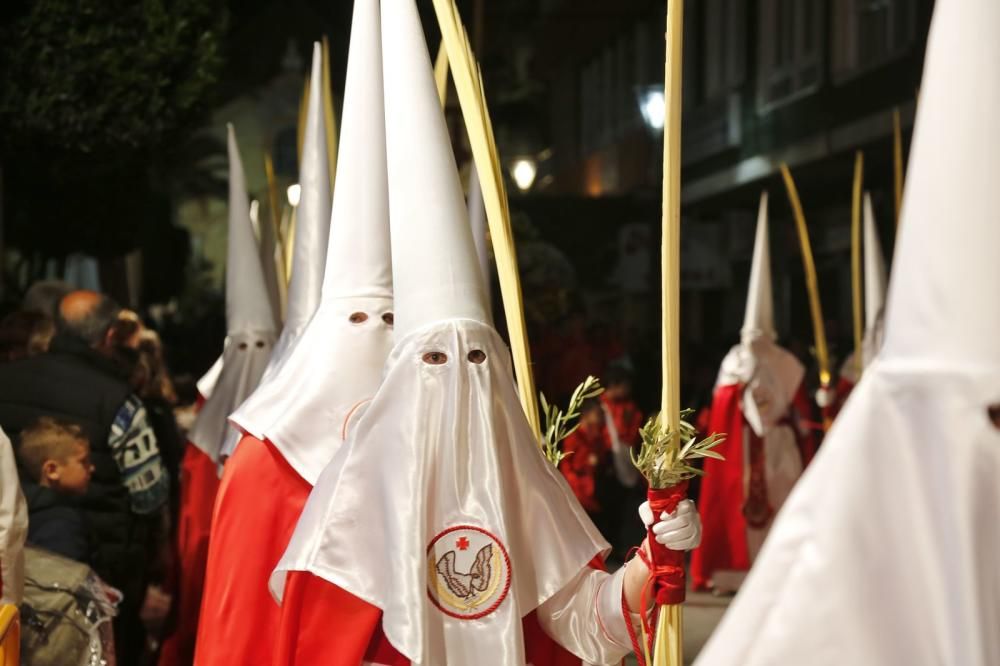 Algunas de las imágenes decanas de la Semana Santa se acercaron al mar y los paseos en Martes Santo