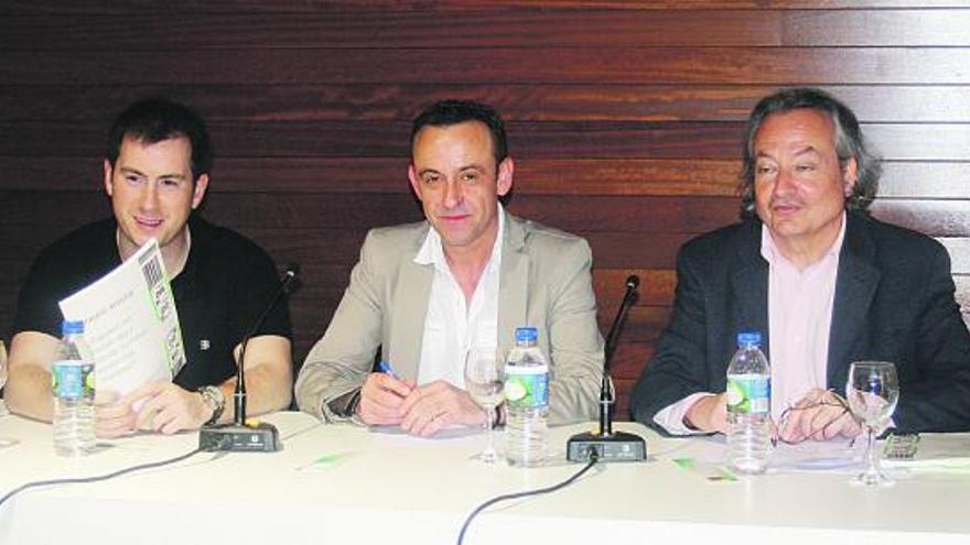 Por la izquierda, José Ángel Gayol, Rómulo García y Braulio Antuña, durante la presentación del libro en Moreda.